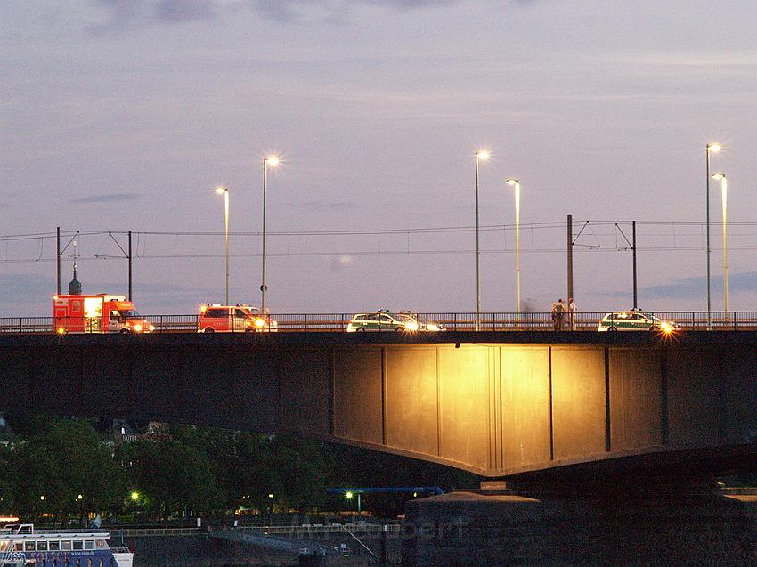 Lebensmueder mit Pistole Koeln Deutzer Bruecke P78.JPG